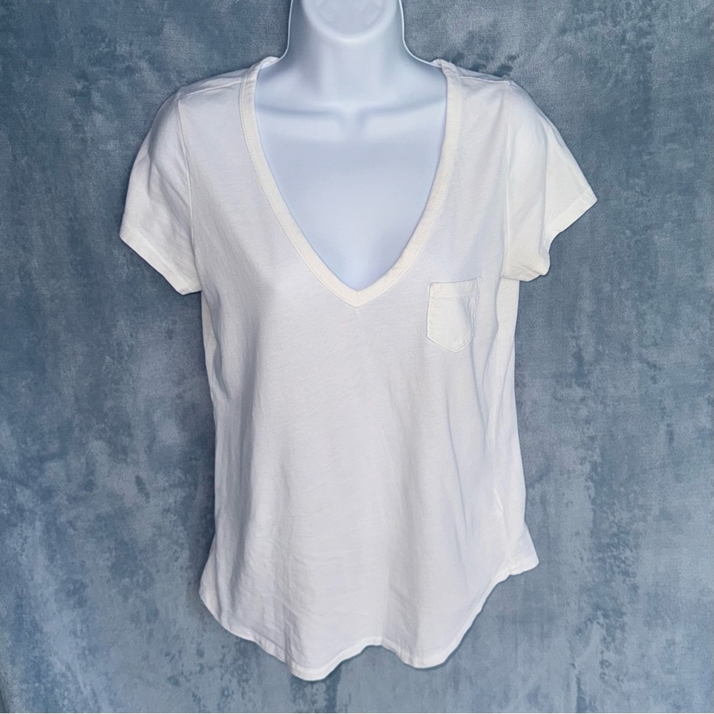 EUC Gap “Vintage Wash” white short-sleeve v-neck pocket tee